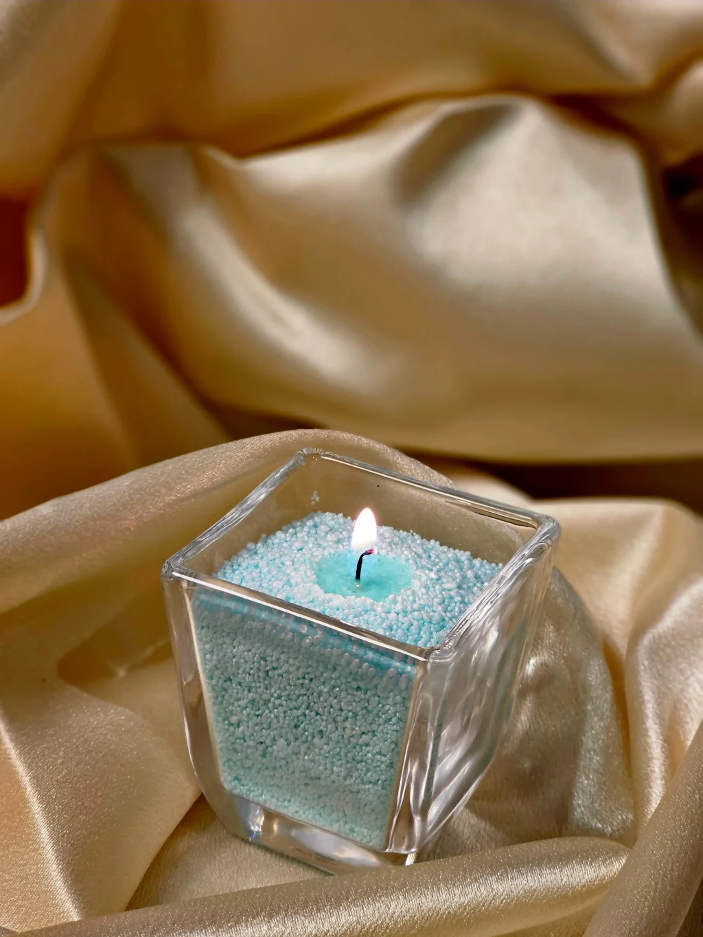 Beebi Sinise värvusega pulberküünal vaasis.