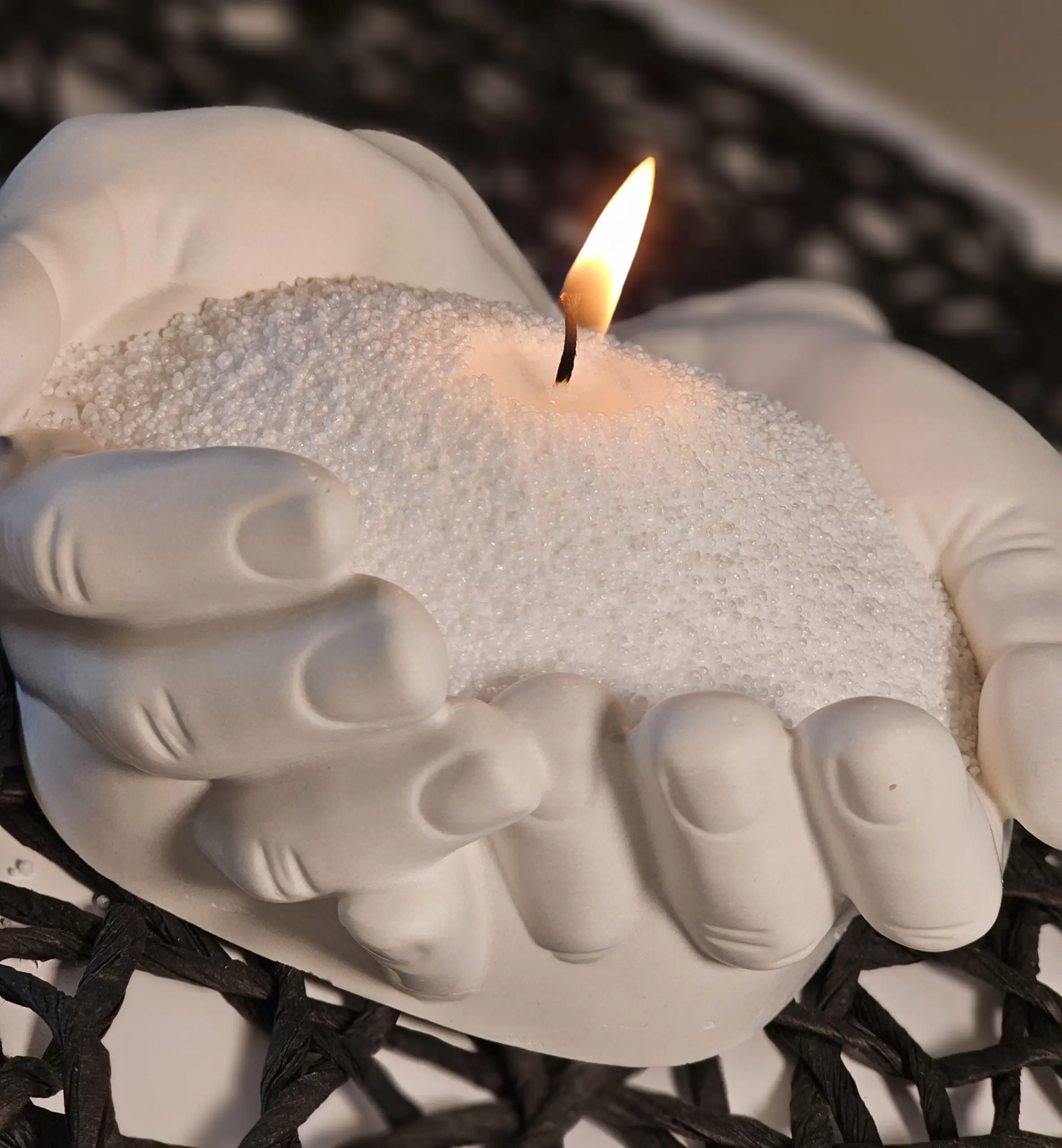 Liivaküünal anumas